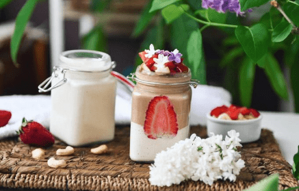 Fitness recept: Veganska šalica s domaćim jogurtom s indijskim oraščićima