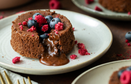 Fitness recept: Čokoladna lava torta ukrašena voćem